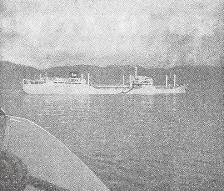 p. 2, la turbocisterna Punta Spiga in navigazione nel Golfo di La Spezia